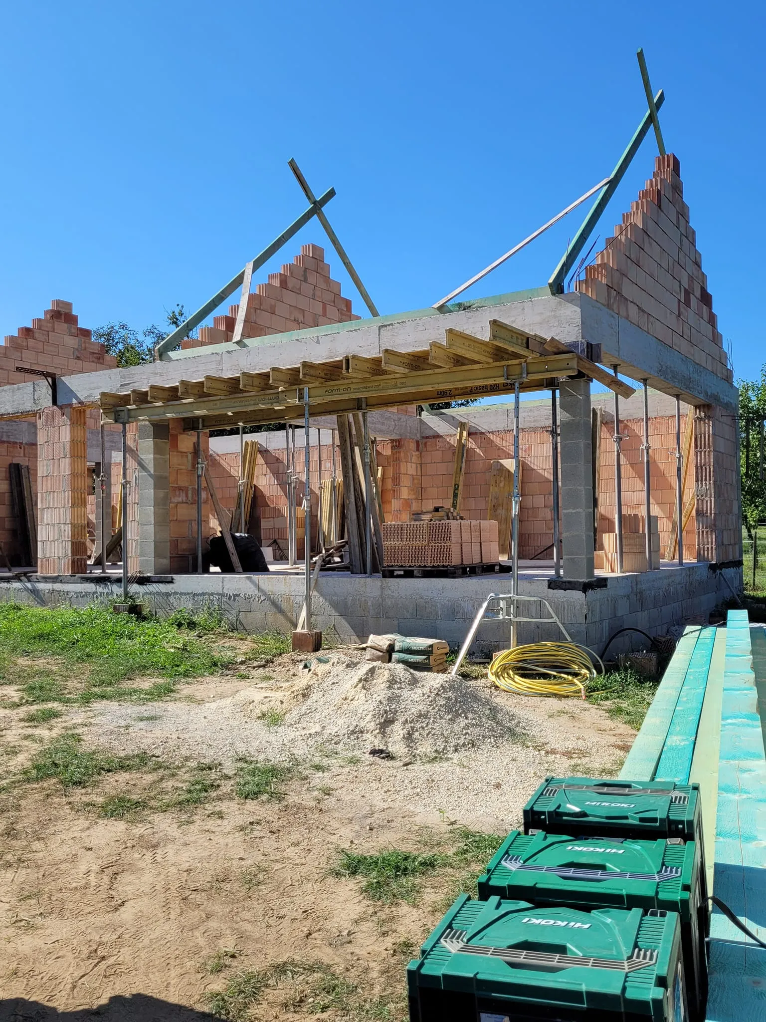 Vasbeton zsaluzás munka közben — Virág Gábor Építő Bt.