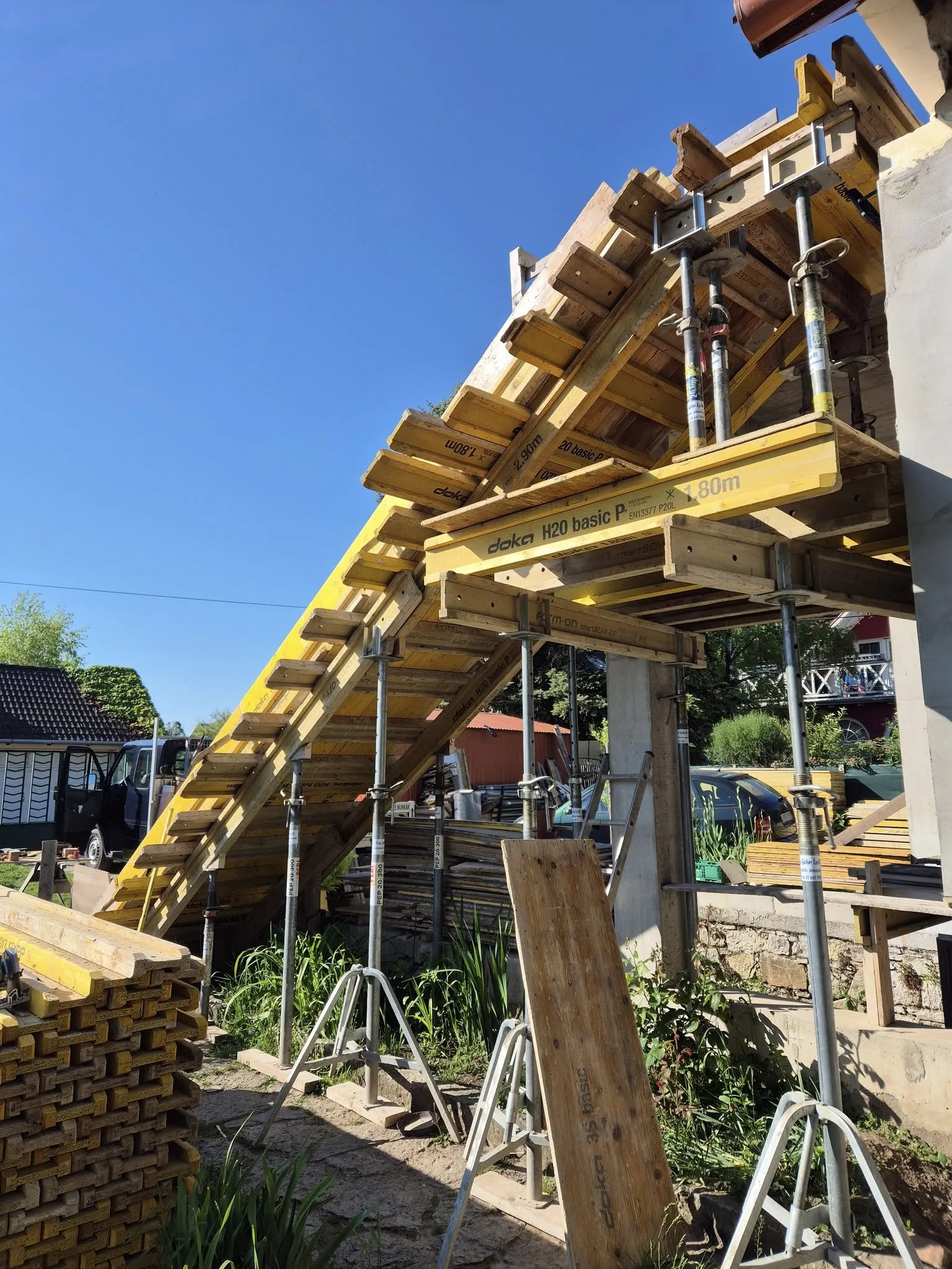 Vasbeton lépcső zsaluzat Veszprémben — Virág Gábor Építő Bt.