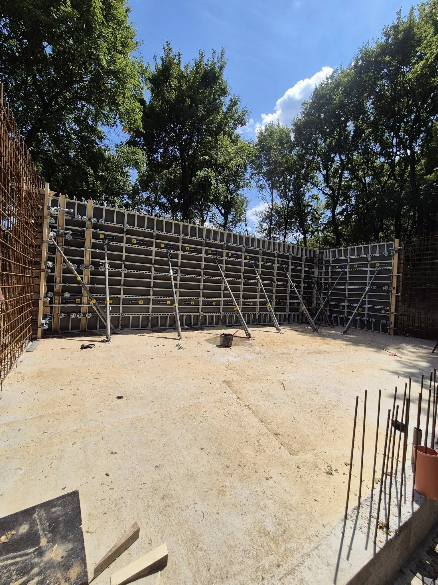 Vasbeton fal panelzsaluzat Veszprém megye — Virág Gábor Építő Bt.